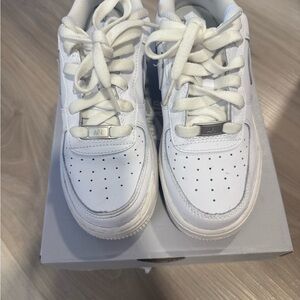 Nike White Air Force 1 Sneakers Classic Design